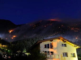 Лесной пожар во Вьеже в ночь на 27 апреля 2011 года. Фото (c)AFP Лесной пожар во Вьеже в ночь на 27 апреля 2011 года. Фото (c)AFP