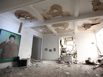 Здание, разрушенное авиаударом НАТО 30 апреля. Фото (c)AFP Здание, разрушенное авиаударом НАТО 30 апреля. Фото (c)AFP