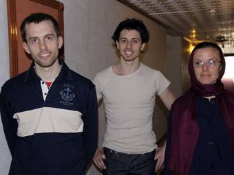 Шейн Бауэр, Джошуа Фэттал и Сара Шурд в Тегеране. Изображение иранских СМИ, переданное по каналам (c)AFP Шейн Бауэр, Джошуа Фэттал и Сара Шурд в Тегеране. Изображение иранских СМИ, переданное по каналам (c)AFP