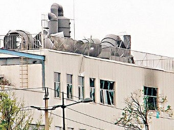 Корпус завода, в котором произошел взрыв, фотография с сайта engadget.com Корпус завода, в котором произошел взрыв, фотография с сайта engadget.com