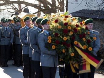Траур по погибшим немецким солдатам. Архивное фото (c)AFP Траур по погибшим немецким солдатам. Архивное фото (c)AFP