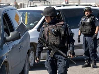 Полиция на шоссе в Мексике. Фото (c)AFP Полиция на шоссе в Мексике. Фото (c)AFP
