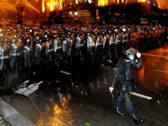 Спецназ на проспекте Руставели в ночь на 26 мая. Фото (c)AFP Спецназ на проспекте Руставели в ночь на 26 мая. Фото (c)AFP