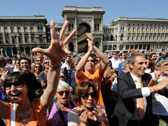 Сторонники оппозиции в Милане празднуют победу, 30.05.2011. Фото (c)AFP Сторонники оппозиции в Милане празднуют победу, 30.05.2011. Фото (c)AFP