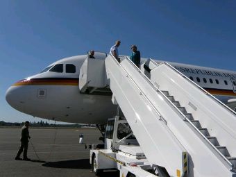 Канцлер Ангела Меркель на посадке в самолет 'Конрад Аденауэр'. Фото с сайта Luftwaffe.de Канцлер Ангела Меркель на посадке в самолет 'Конрад Аденауэр'. Фото с сайта Luftwaffe.de