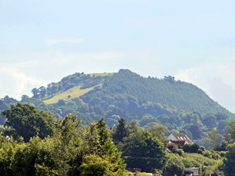Вид на холм Мерлина. Фото с сайта enchantedtowy.co.uk