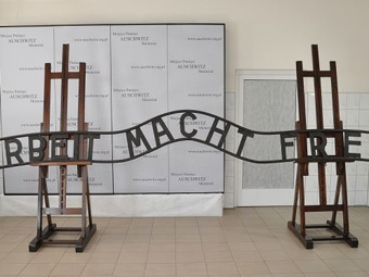 Надпись с ворот Освенцима. Фото с сайта auschwitz.org.pl Надпись с ворот Освенцима. Фото с сайта auschwitz.org.pl