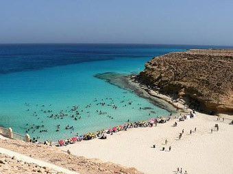 Пляж на курорте Шарм-эш- Шейх. Фото с сайта holiday2heaven.com Пляж на курорте Шарм-эш- Шейх. Фото с сайта holiday2heaven.com