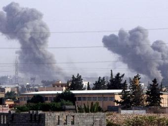 Столбы дыма в районе Таджура 4 июня 2011 года. Фото (c)AFP Столбы дыма в районе Таджура 4 июня 2011 года. Фото (c)AFP