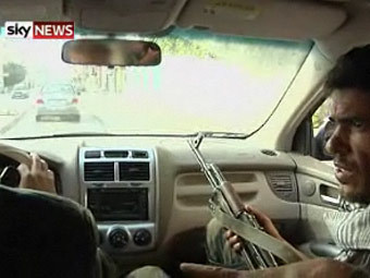 Кадр из новостного сюжета журналистки телеканала Sky News Алекс Кроуфорд. Изображение с сайта sky.com Кадр из новостного сюжета журналистки телеканала Sky News Алекс Кроуфорд. Изображение с сайта sky.com