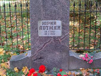 Памятник Скала с колотыми гранями Курчатов Эконом памятник с резным крестиком в углу Козельск