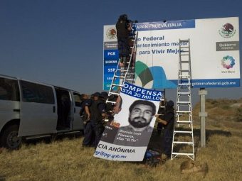 Объявление о розыске членов 'Ла Фамилии'. Фото (c)AFP Объявление о розыске членов 'Ла Фамилии'. Фото (c)AFP