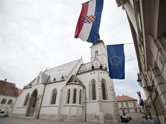 Флаг Хорватии и Евросоюза на здании парламента. Фото (c)AFP Флаг Хорватии и Евросоюза на здании парламента. Фото (c)AFP