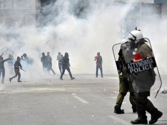 Полиция разгоняет митингующих перед греческим парламентом. Фото (c)AFP Полиция разгоняет митингующих перед греческим парламентом. Фото (c)AFP