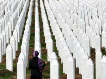 Мемориальное кладбище в Сребренице. Фото (c)AFP Мемориальное кладбище в Сребренице. Фото (c)AFP