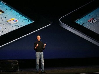 Стив Джобс на презентации iPad второго поколения. Фото ©AFP