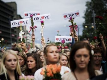Люди у здании мэрии Осло 25 июля. Фото (c)AFP Люди у здании мэрии Осло 25 июля. Фото (c)AFP