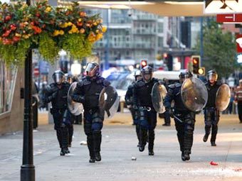 Британская полиция во время погромов. Фото (c)AP Британская полиция во время погромов. Фото (c)AP