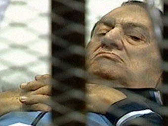 Хосни Мубарак в суде. Кадр египетского телевидения, переданный AFP