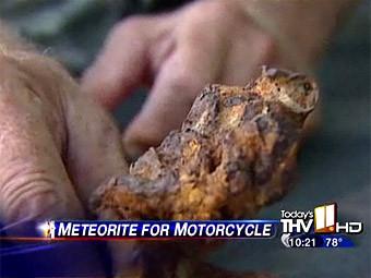Найденный в саду метеорит. Кадр из видеозаписи с сайта todaysthv.com