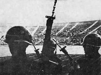 Солдаты на стадионе в Сантьяго, 1974 год. Фото с сайта loc.gov Солдаты на стадионе в Сантьяго, 1974 год. Фото с сайта loc.gov