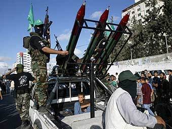 Боевики ХАМАСа с ракетами. Фото (c)AFP, архив Боевики ХАМАСа с ракетами. Фото (c)AFP, архив