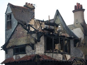 Последствия беспорядков в Лондоне. Фото (c)AFP Последствия беспорядков в Лондоне. Фото (c)AFP