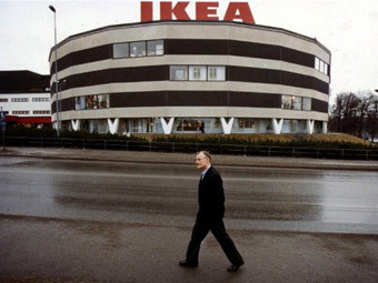 Основатель 'Ikea' Ингвар Кампрад перед первым магазином в Стокгольме, 1989 год. Фото (c)AFP Основатель 'Ikea' Ингвар Кампрад перед первым магазином в Стокгольме, 1989 год. Фото (c)AFP