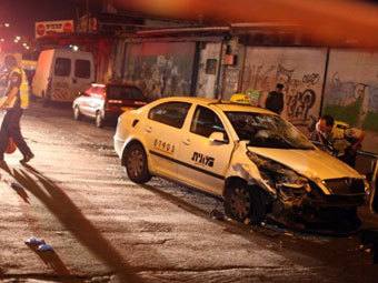 Угнанное такси. Фото (c)AFP Угнанное такси. Фото (c)AFP