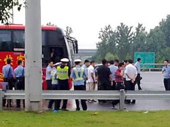 Полиция и пассажиры автобуса. Фото очевидца с сайта China Daily Полиция и пассажиры автобуса. Фото очевидца с сайта China Daily