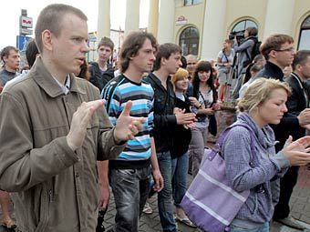 Участники мирной акции протеста, организованной движением "Революция через социальные сети" в Минске, 29 июня 2011 года. Фото РИА Новости, Сергей Самохин