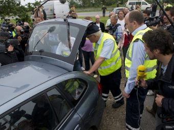 Датские таможенники проверяют автомобиль на границе с Германией. Фото (c)AFP Датские таможенники проверяют автомобиль на границе с Германией. Фото (c)AFP