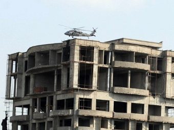 Вертолет над крышей здания, где укрывались боевики. Фото (c)AFP Вертолет над крышей здания, где укрывались боевики. Фото (c)AFP