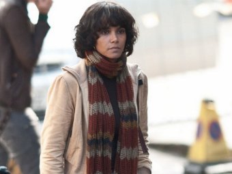 Холли Берри на съемочной площадке "Облачного атласа", фото с сайта justjared.buzznet.com