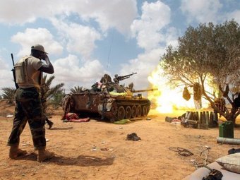 Военные Национального переходного совета у границ Сирта. Фото (c)AFP Военные Национального переходного совета у границ Сирта. Фото (c)AFP