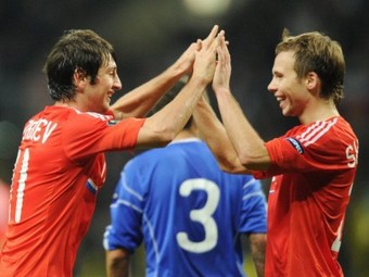 Алан Дзагоев (слева) в матче с Андоррой 11 октября 2011 года. Фото ©AFP