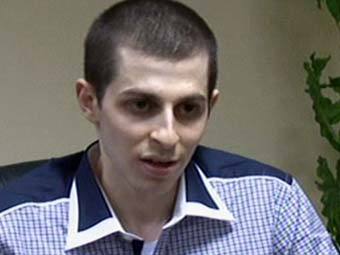 Гилад Шалит на границе Египта и Израиля. Кадр телеканала Nile TV Гилад Шалит на границе Египта и Израиля. Кадр телеканала Nile TV