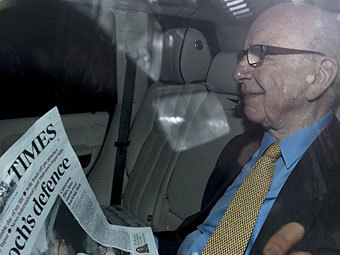 Руперт Мердок читает The Times. Фото ©AFP