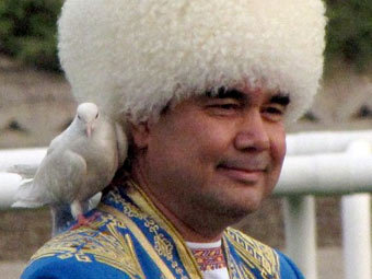 Гурбангулы Бердымухамедов в национальном костюме. Фото ©AFP