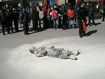 Самосожжение тибетского монаха в марте 2011 года. Фото Free Tibet Самосожжение тибетского монаха в марте 2011 года. Фото Free Tibet
