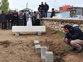 Похороны погибших в результате землетрясения в провинции Ван. Фото ©AFP Похороны погибших в результате землетрясения в провинции Ван. Фото ©AFP