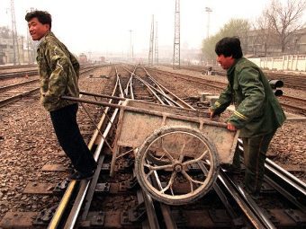 Китайские железнодорожники. Фото (c)AFP Китайские железнодорожники. Фото (c)AFP