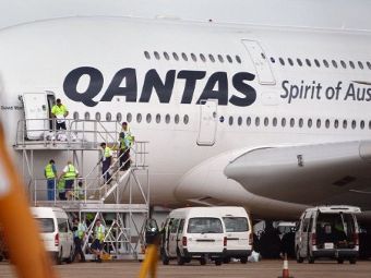 Сотрудники Qantas в аэропорту Сиднея. Фото (c)AFP Сотрудники Qantas в аэропорту Сиднея. Фото (c)AFP
