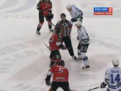 Эпизод матча "Металлург" - "Динамо" Кадр трансляции канала "Россия 2"