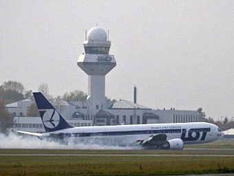 Аварийная посадка Boeing 767 в аэропорту Варшавы 1 ноября 2011 года. Фото ©AFP