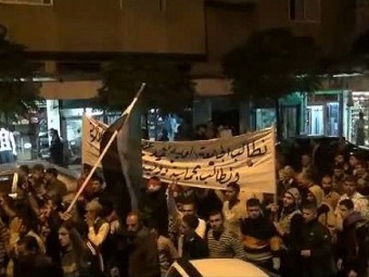 Демонстрация протеста в Сирии. Кадр из видеоролика на YouTube, переданный (c)AFP Демонстрация протеста в Сирии. Кадр из видеоролика на YouTube, переданный (c)AFP