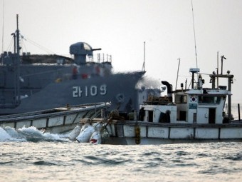 Корабль ВМС Южной Кори и северокорейская лодка в Желтом море. Фото (c)AFP Корабль ВМС Южной Кори и северокорейская лодка в Желтом море. Фото (c)AFP