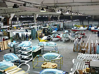 Самолетный завод в Куновице. Фото с сайта foxaerosport.com