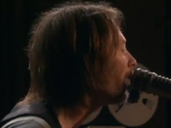 Кадр из записи выступления Radiohead в программе 'From the Basement' Кадр из записи выступления Radiohead в программе 'From the Basement'