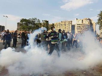 Участники беспорядков в Каире 19 ноября 2011 года. Фото (c)AP Участники беспорядков в Каире 19 ноября 2011 года. Фото (c)AP